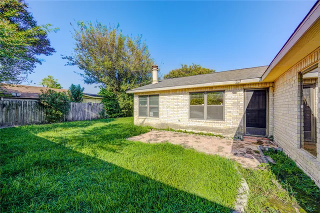 a view of a house with backyard and garden