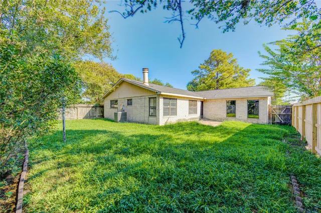 a view of a house with backyard and a garden