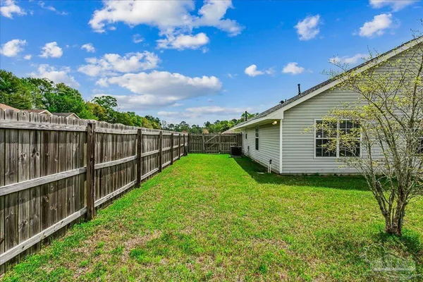 a view of a backyard