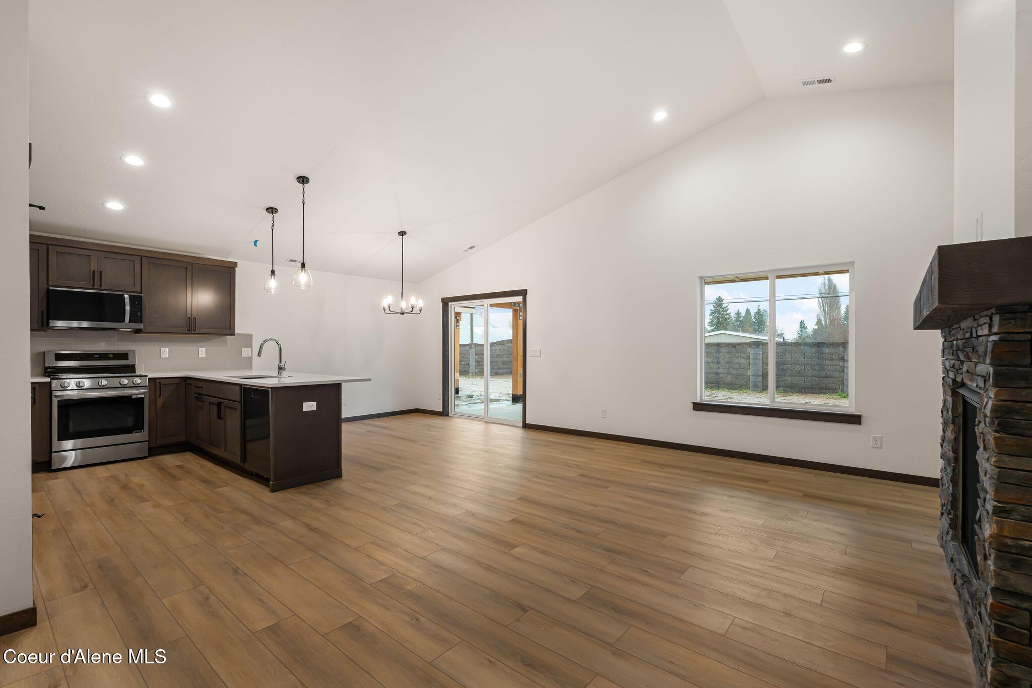 2212 Maverick Court Sandpoint, ID 83864 - Photo 9 of 31 9_A7408298