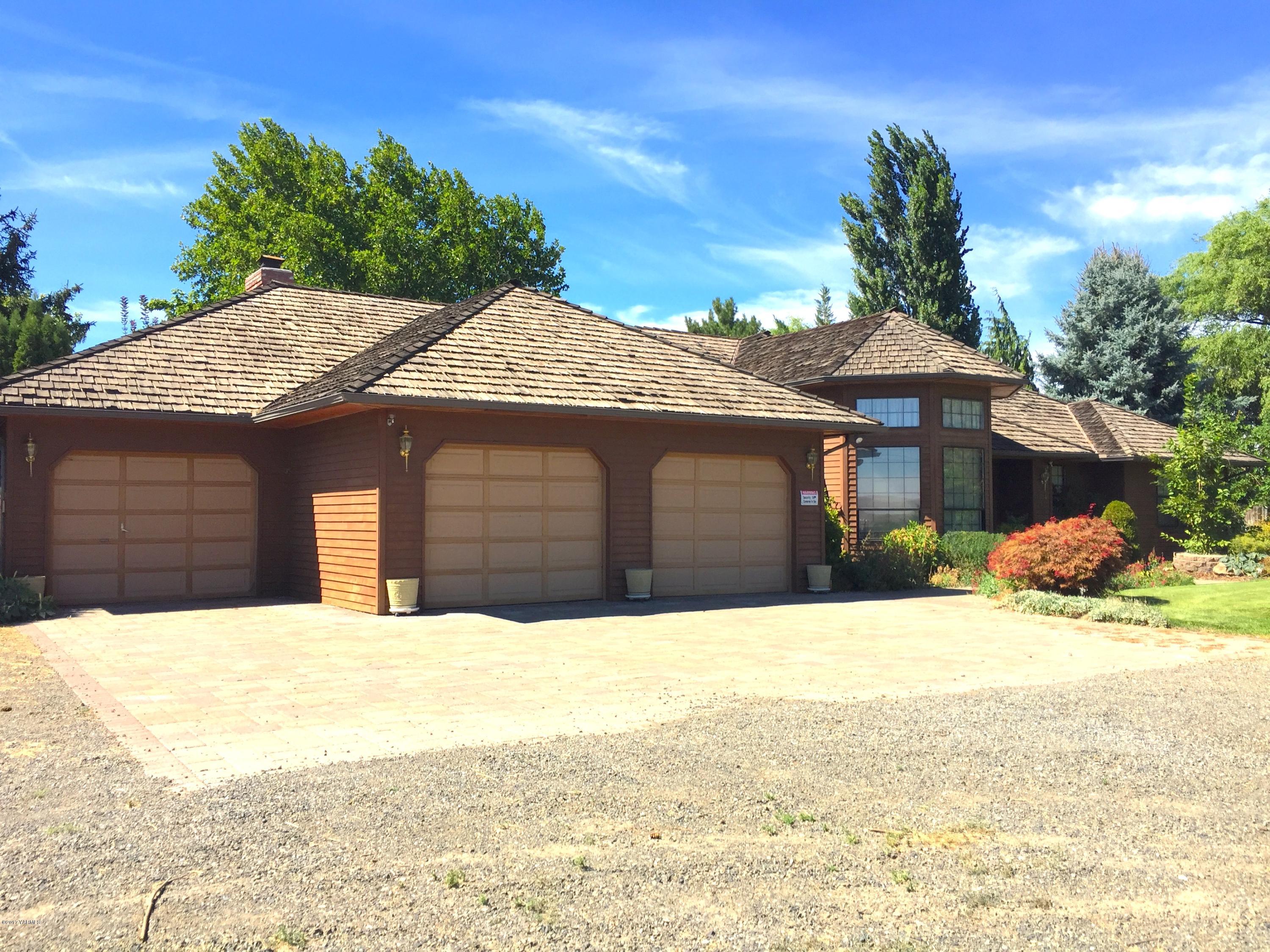 804 Estes Road Yakima, WA 98908 - Photo 1 of 18 a front view of a house with a yard