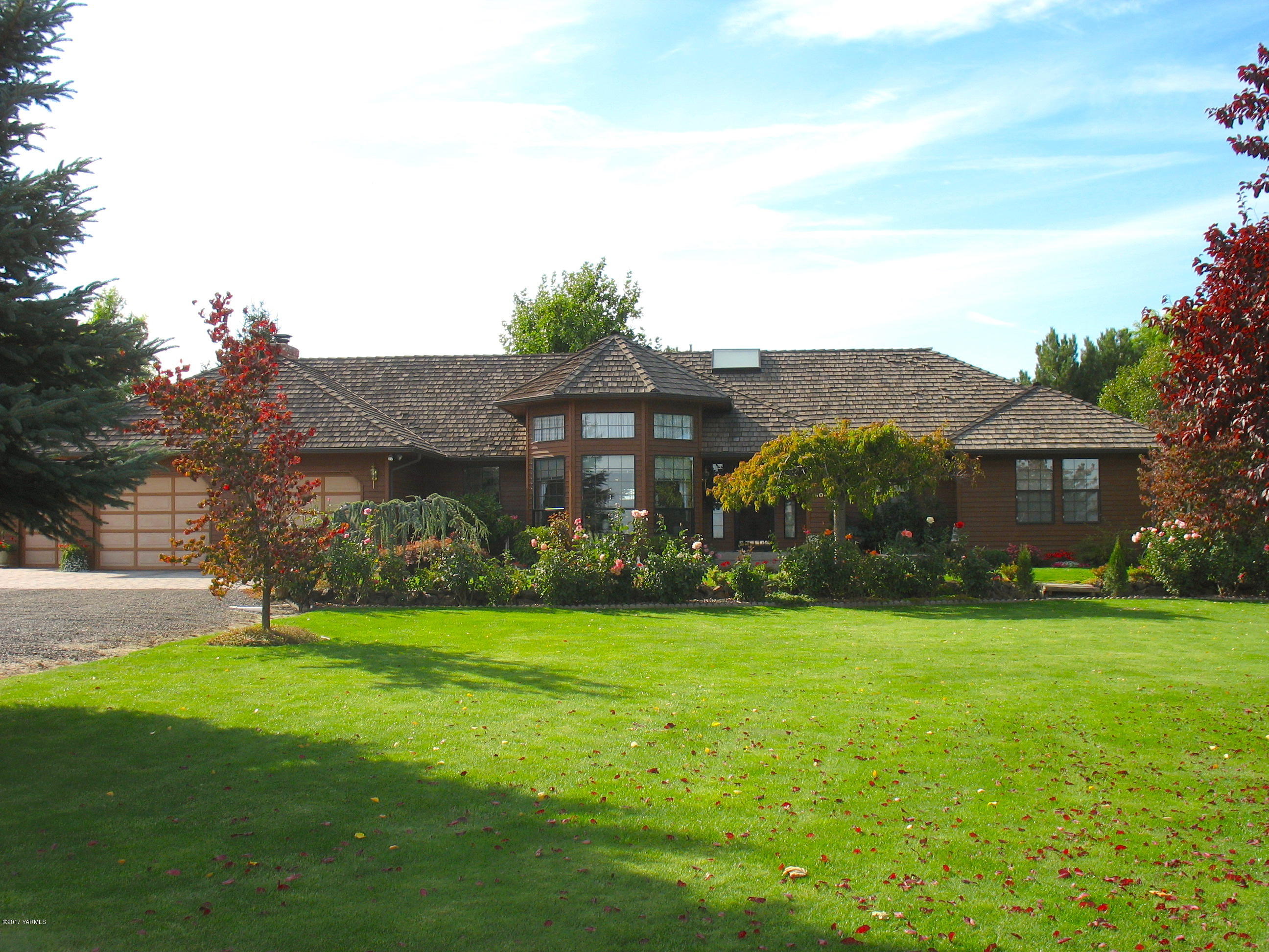 804 Estes Road Yakima, WA 98908 - Photo 2 of 18 a front view of house with yard and green space