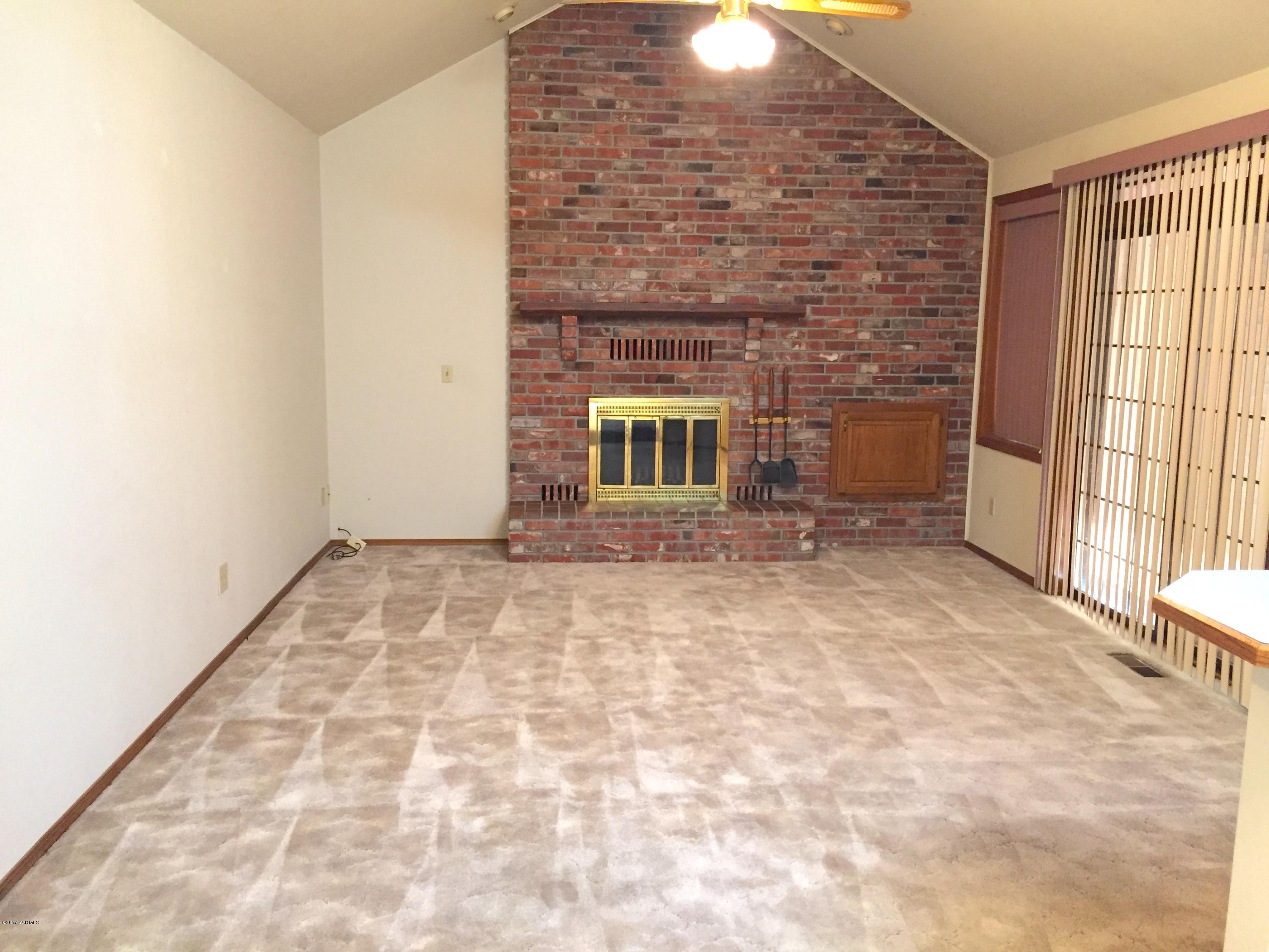804 Estes Road Yakima, WA 98908 - Photo 12 of 18 a view of an empty room and window