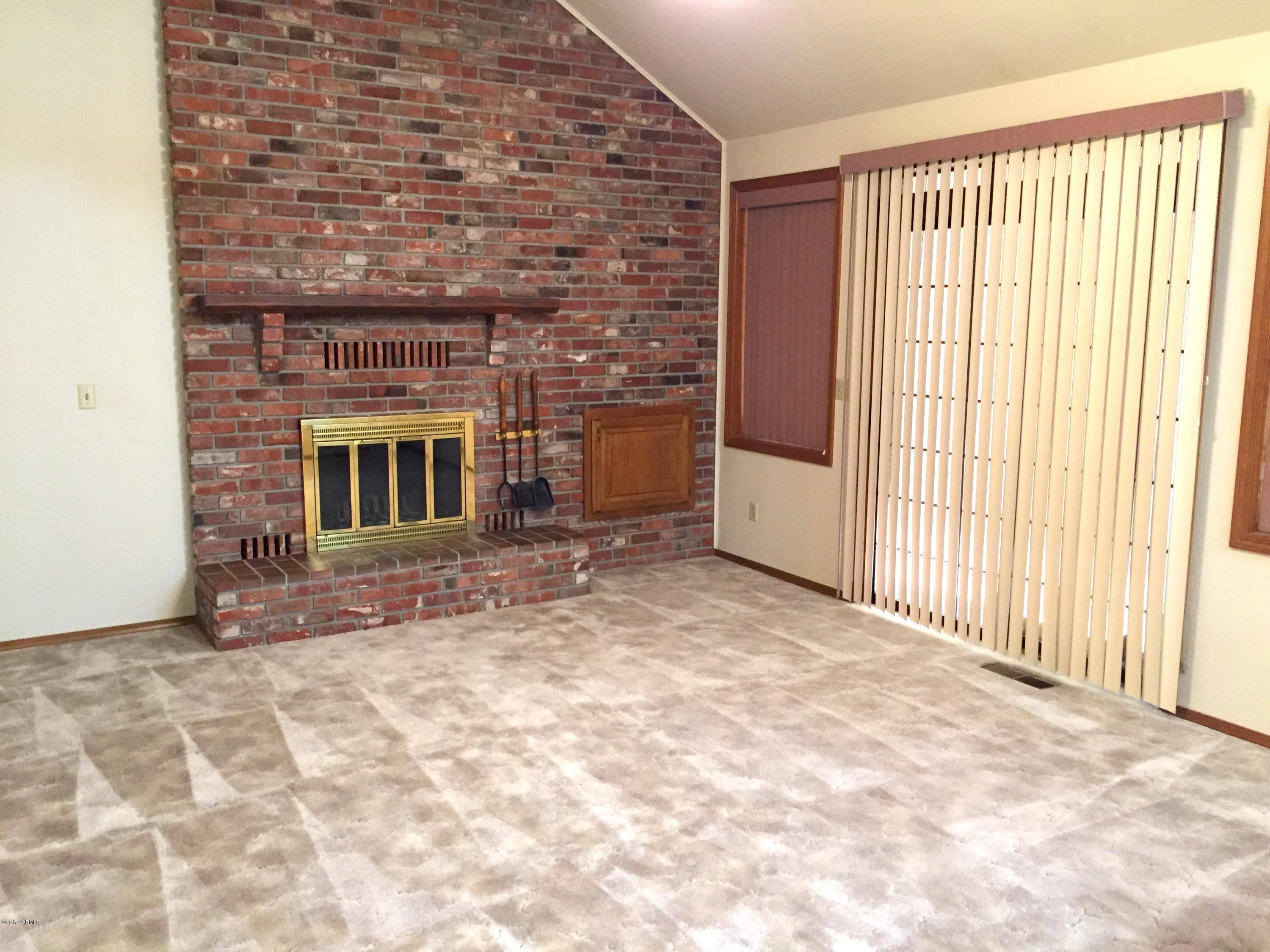 804 Estes Road Yakima, WA 98908 - Photo 13 of 18 a view of empty room with fireplace