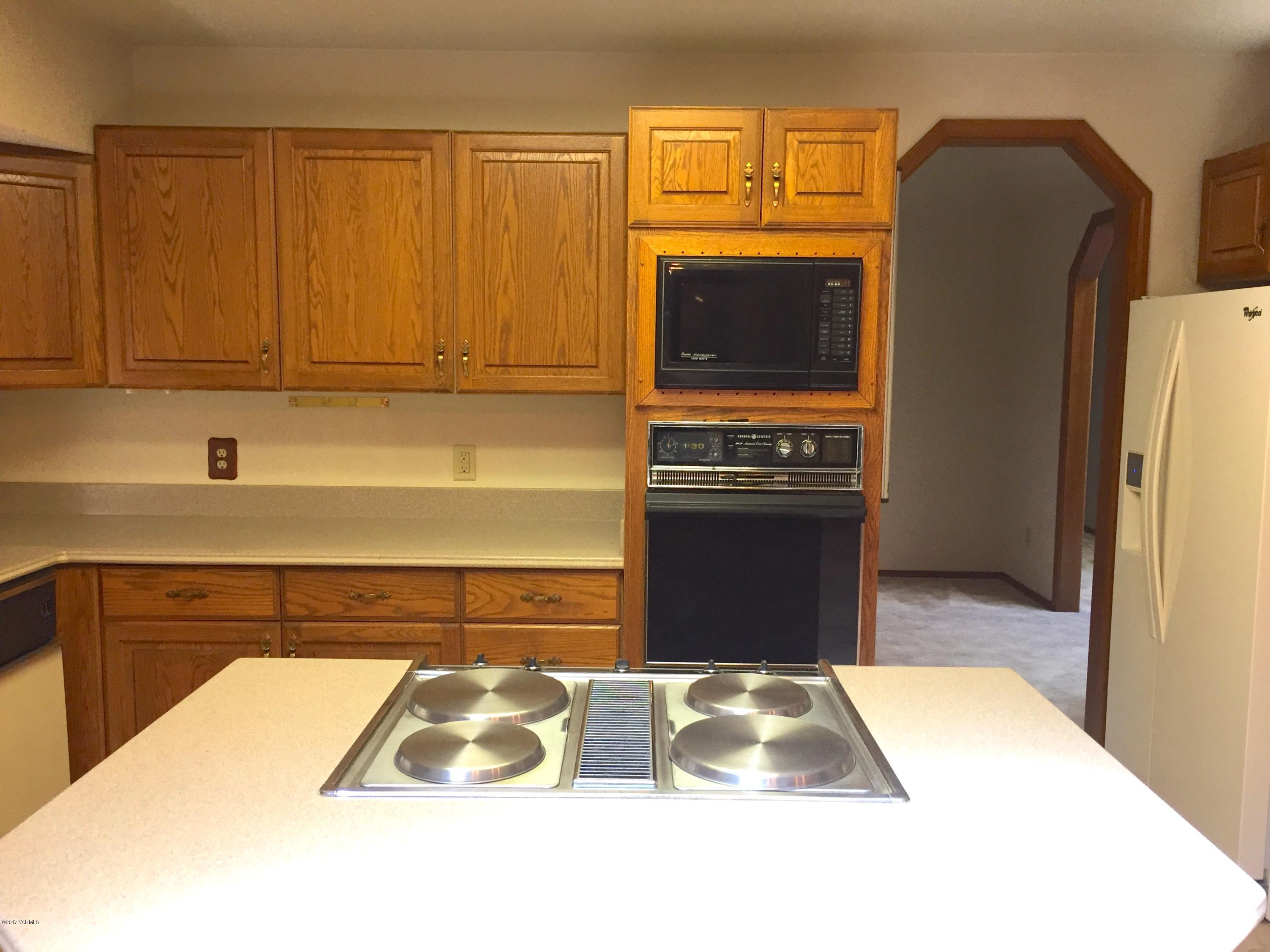 804 Estes Road Yakima, WA 98908 - Photo 14 of 18 a kitchen with a refrigerator and a stove