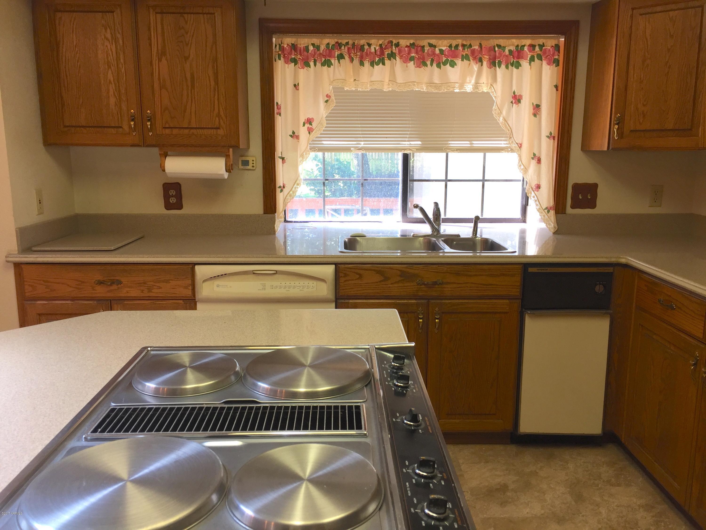 804 Estes Road Yakima, WA 98908 - Photo 15 of 18 a kitchen with a sink and a stove