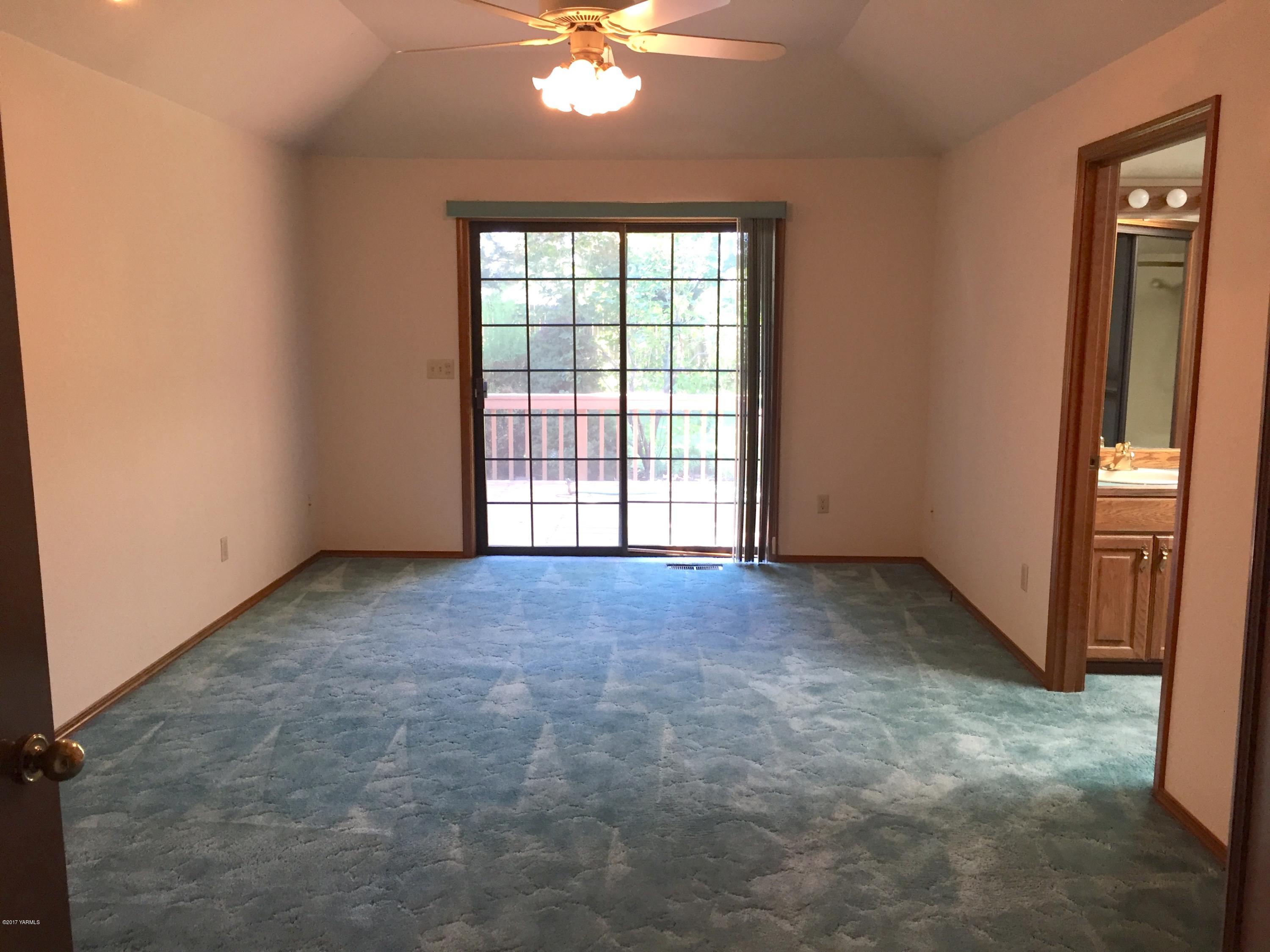 804 Estes Road Yakima, WA 98908 - Photo 16 of 18 an empty room with chandelier fan