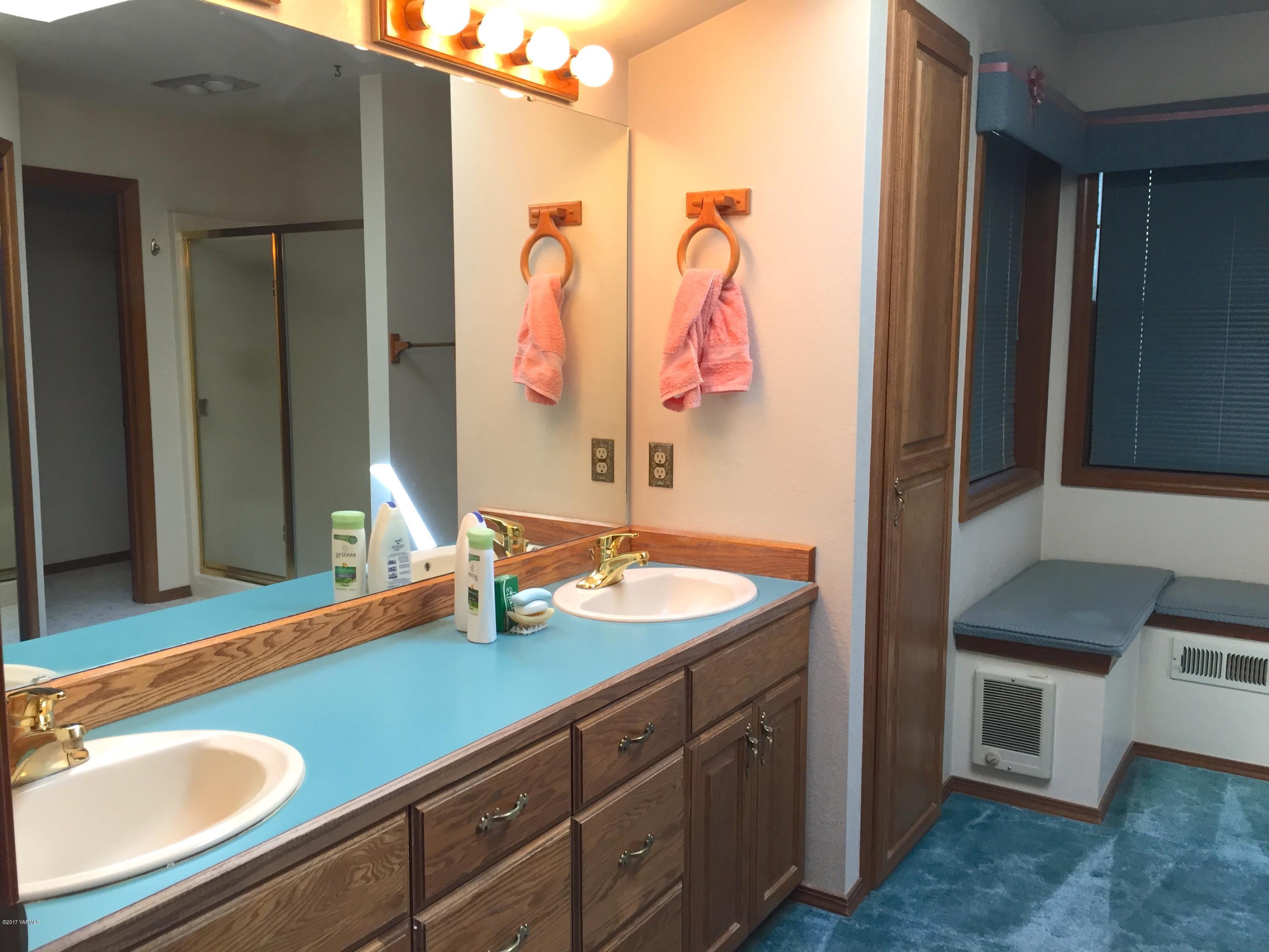 804 Estes Road Yakima, WA 98908 - Photo 17 of 18 a bathroom with a sink and a mirror