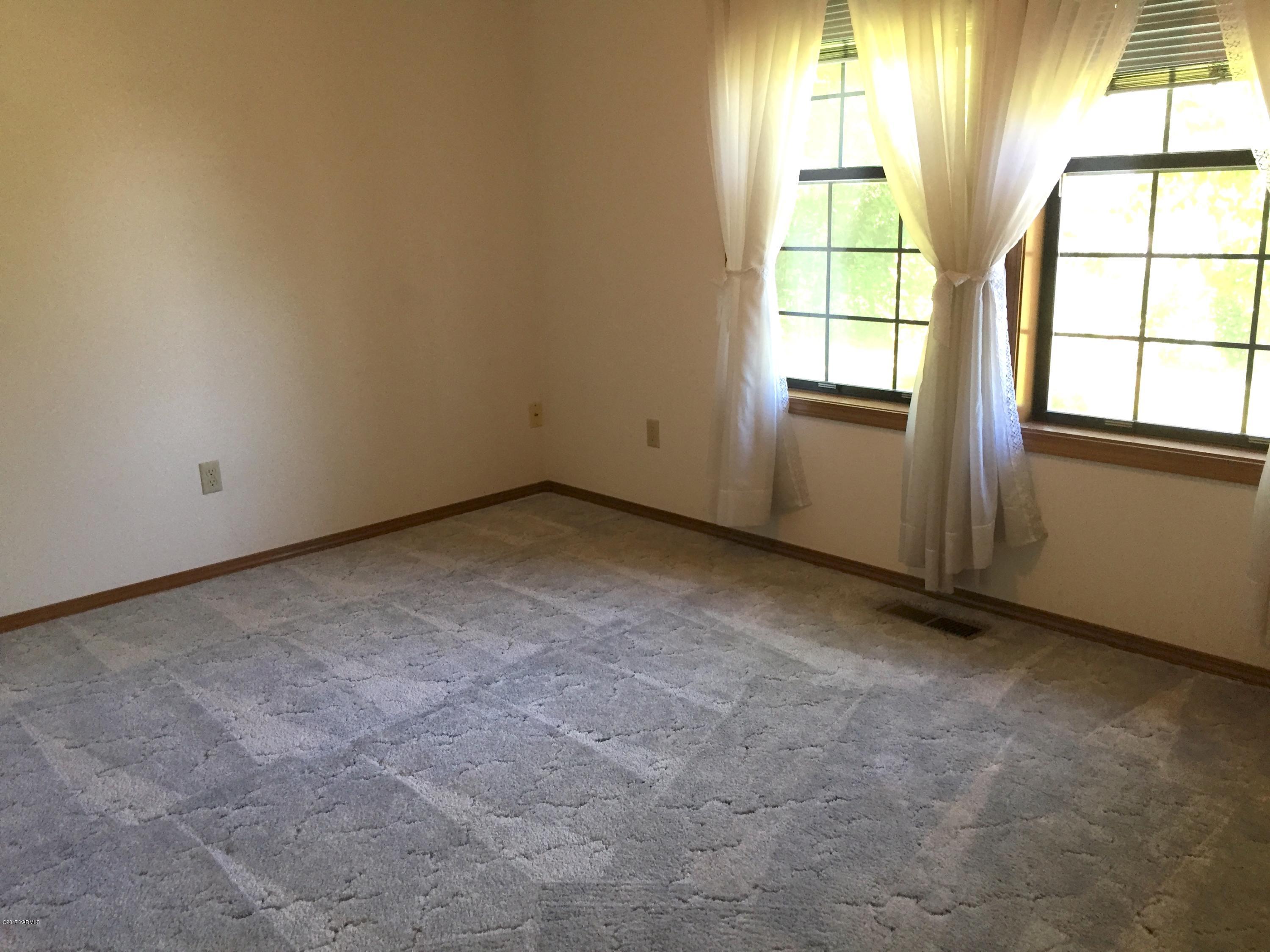 804 Estes Road Yakima, WA 98908 - Photo 18 of 18 an empty room with a window