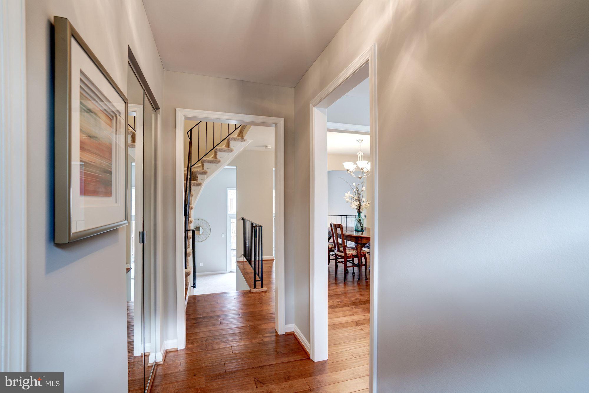 2444 Alsop Court Reston, VA 20191 - Photo 3 of 27 FOYER