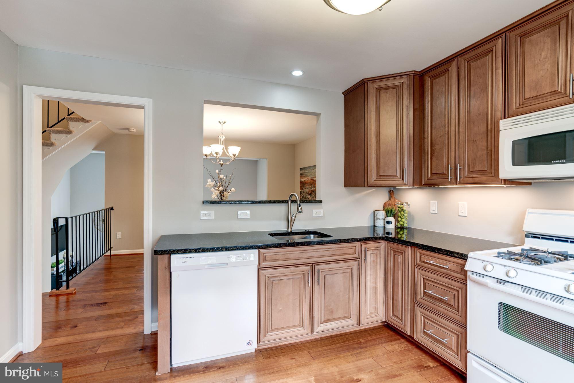 2444 Alsop Court Reston, VA 20191 - Photo 5 of 27 OPEN PASS THRU TO DINING ROOM