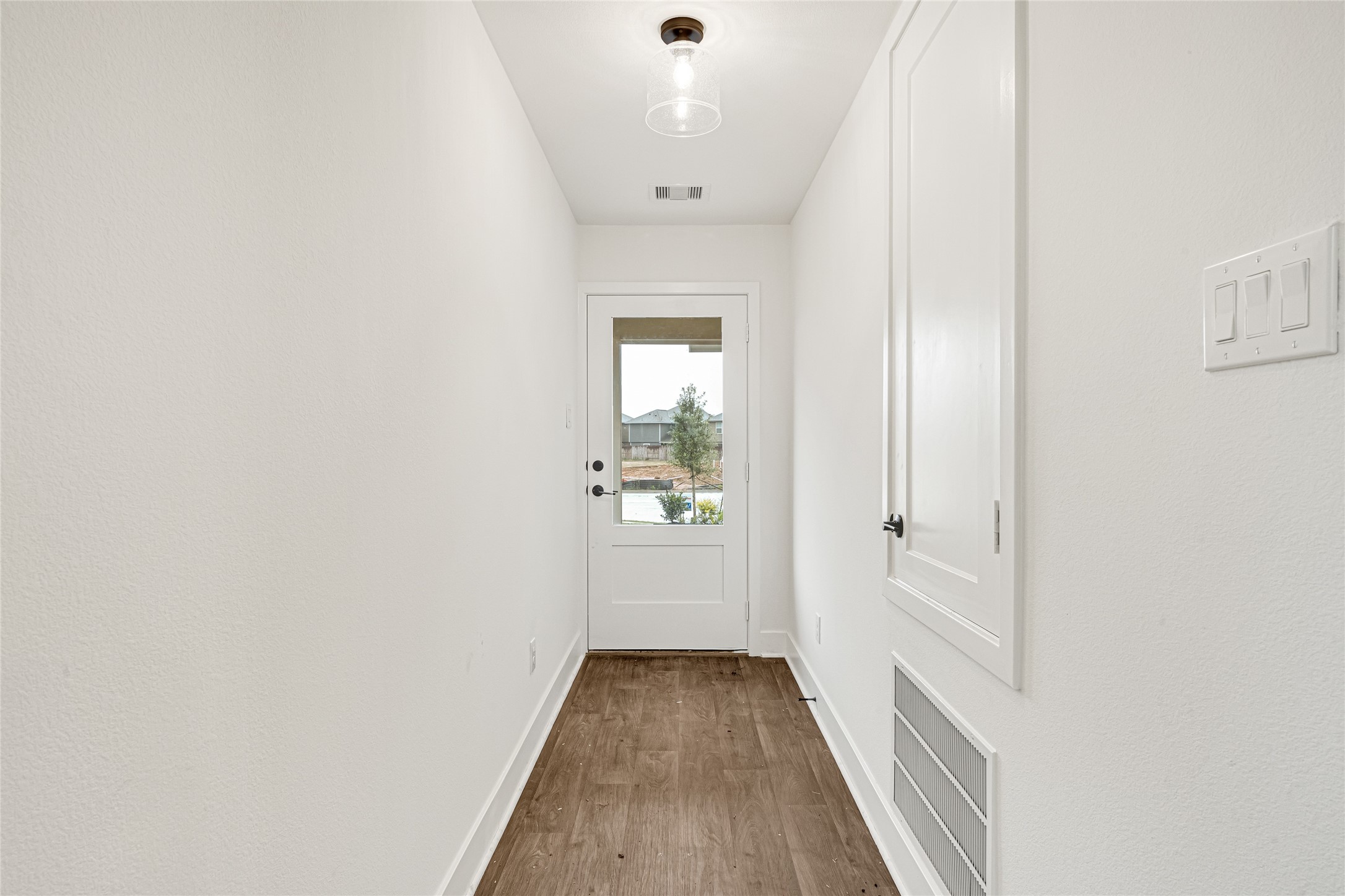 9352 Hard Rock Road Conroe, TX 77303 - Photo 4 of 21 Entry Way