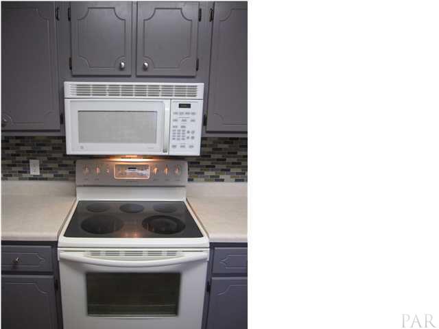 4240 Galt City Road Milton, FL 32583 - Photo 7 of 25 Frigidaire smooth top range with self cleaning oven & GE microwave.