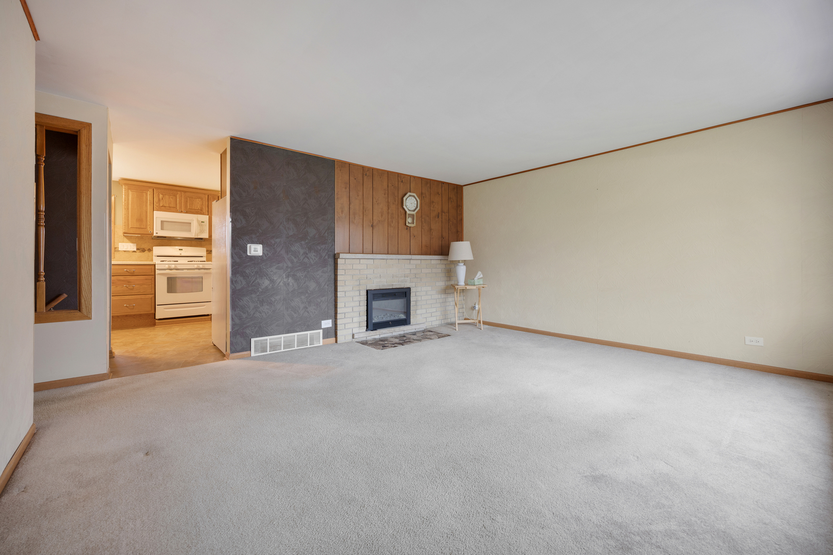 810 Revere Road South Elgin, IL 60177 - Photo 3 of 28 Gallery Image 3