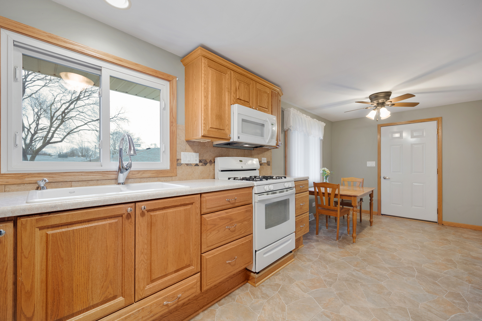 810 Revere Road South Elgin, IL 60177 - Photo 5 of 28 Gallery Image 5