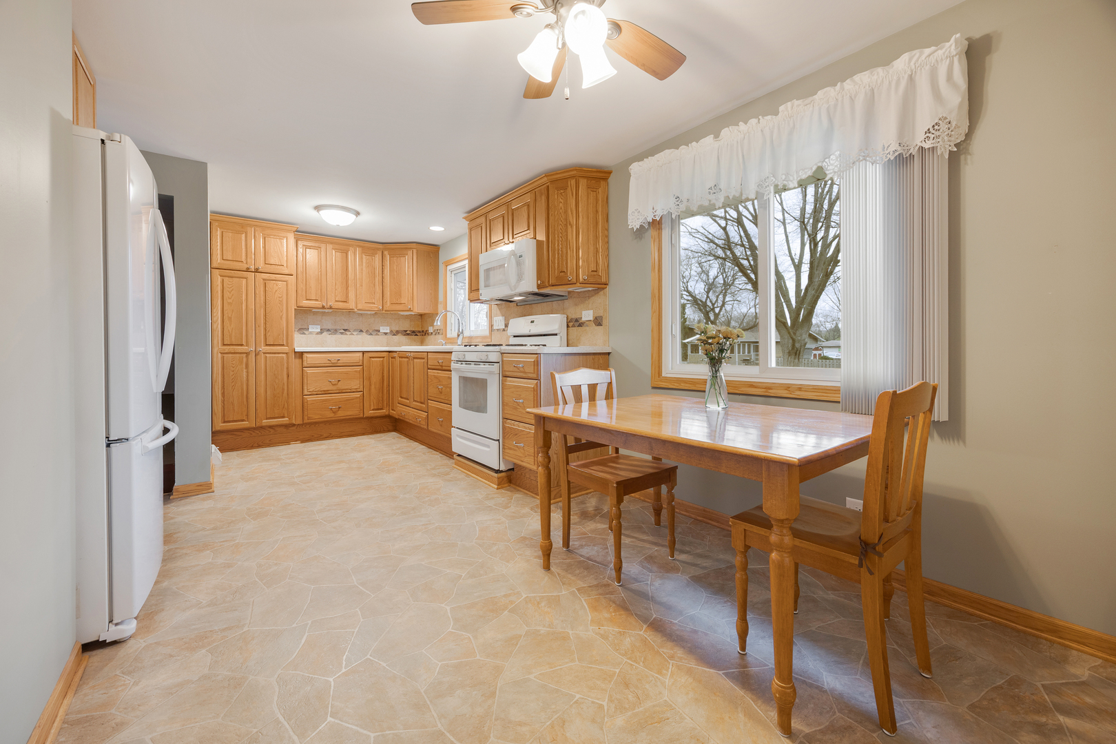 810 Revere Road South Elgin, IL 60177 - Photo 6 of 28 Gallery Image 6