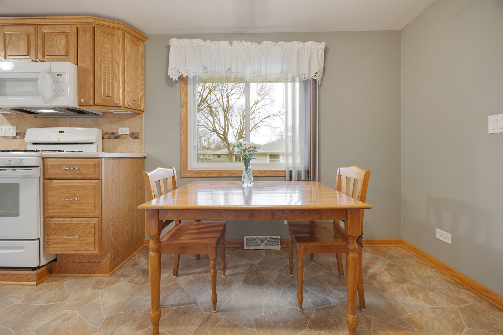 810 Revere Road South Elgin, IL 60177 - Photo 8 of 28 Gallery Image 8