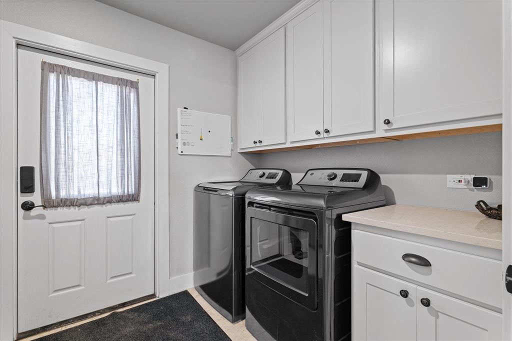 725 Wilson Road Van Alstyne, TX 75495 - Photo 16 of 40 a utility room with dryer and washer