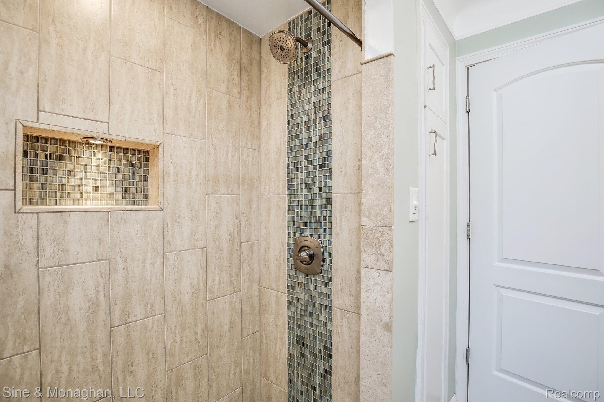 1624 Roslyn Road Grosse Pointe, MI 48236 - Photo 18 of 31 1624+Roslyn+Rd+Grosse+Pointe+Woods-19-web.jpg
