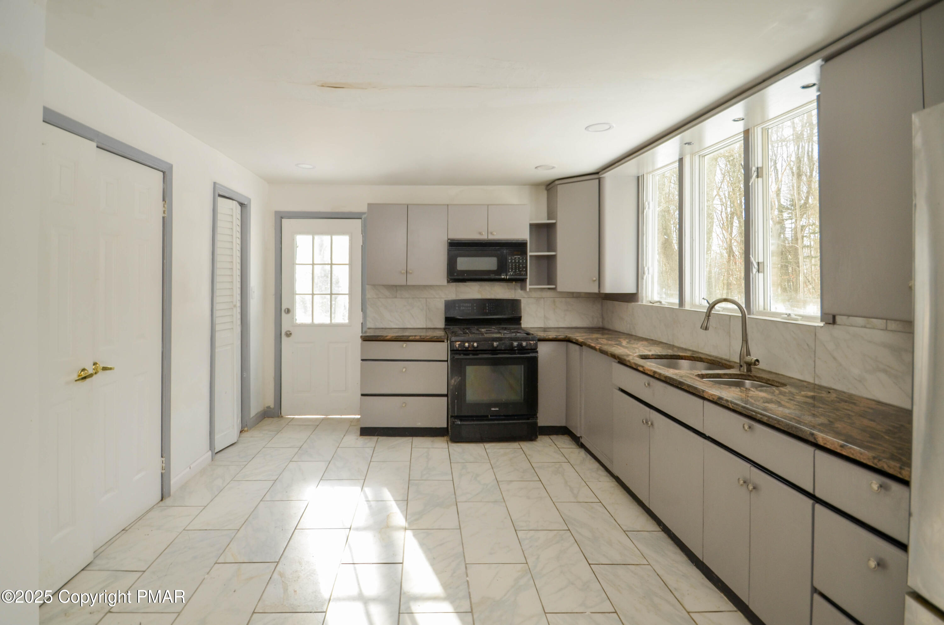 1108 Fir Road Effort, PA 18330 - Photo 7 of 22 a view of a kitchen with electric appliances
