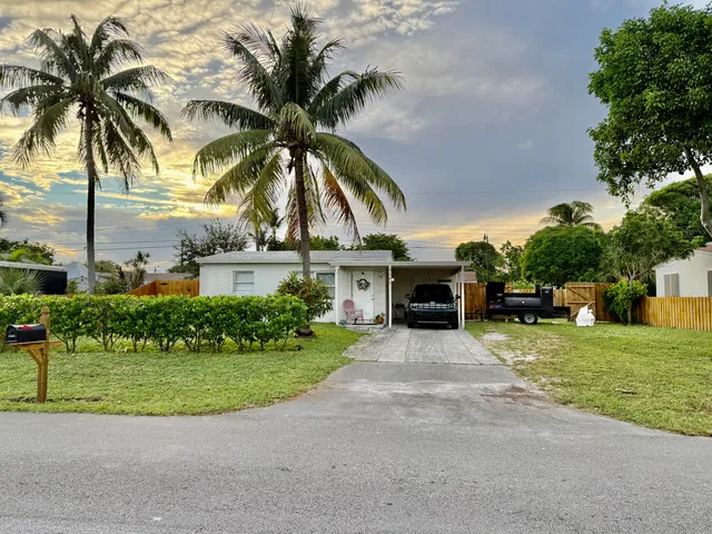 a view of a house with a yard and entertaining space