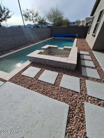 a small pool is sitting in the middle of a yard