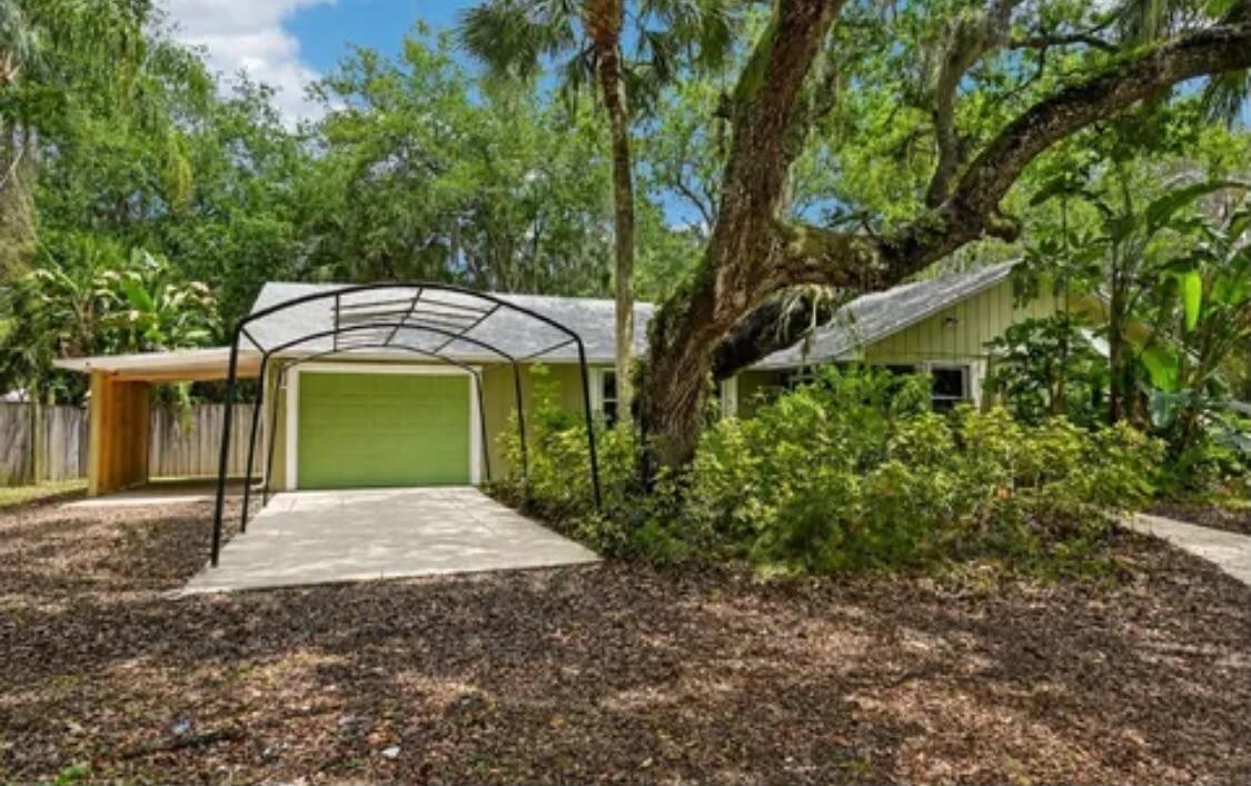 255 Southwest Salerno Road Stuart, FL 34997 - Photo 3 of 19 4a63a831-5f00-4b57-aca9-c5e8200dc427