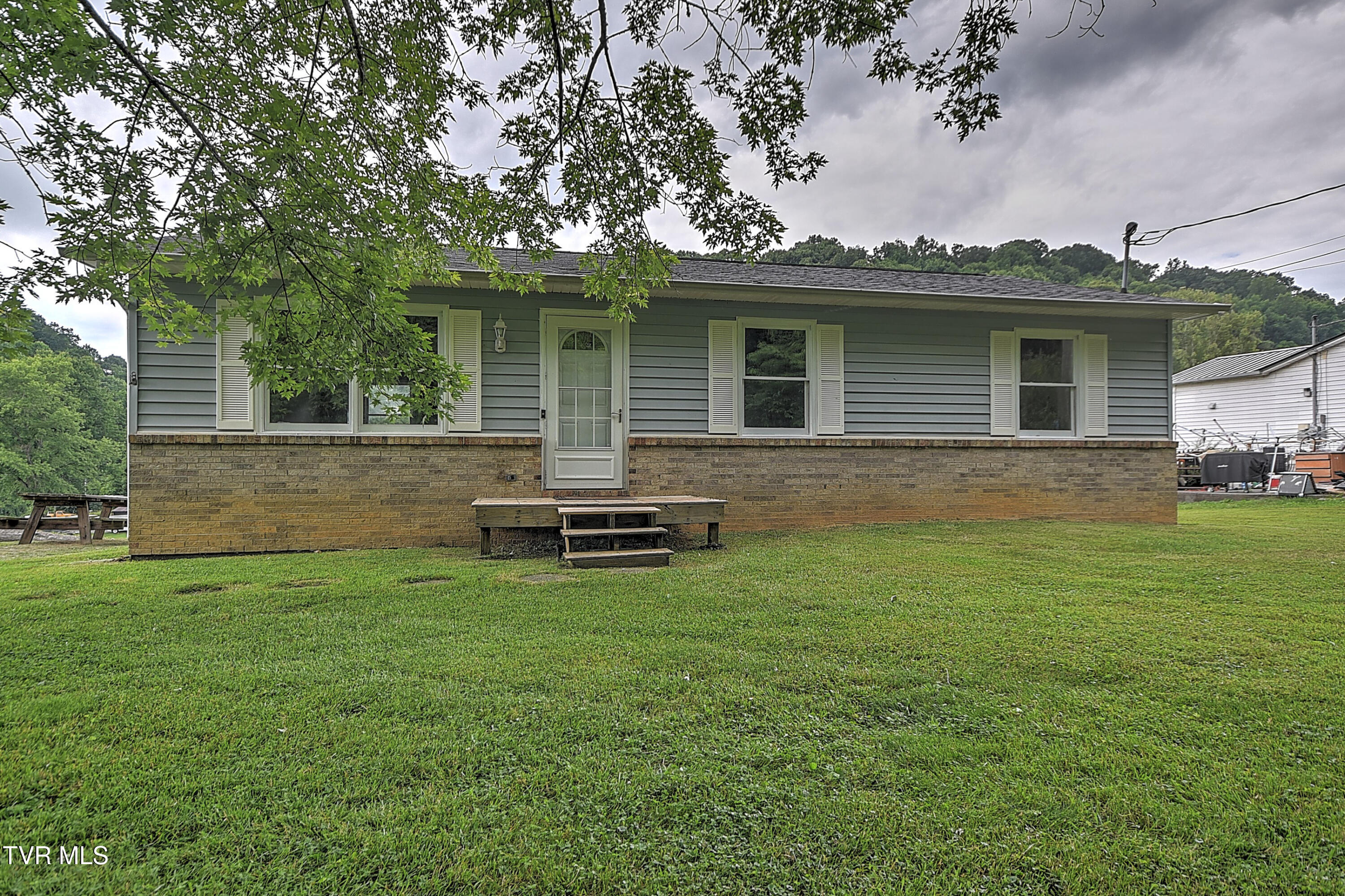 1117 Hunting Hill Road Piney Flats, TN 37686 - Photo 2 of 30 04C4DEDE-B4C7-49D8-9FBF-AF8CCB4E0AF9