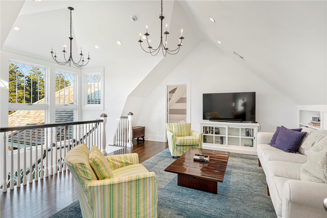 150 Boston Neck Road Narragansett, RI 02882 - Photo 34 of 50 3rd Floor sitting area