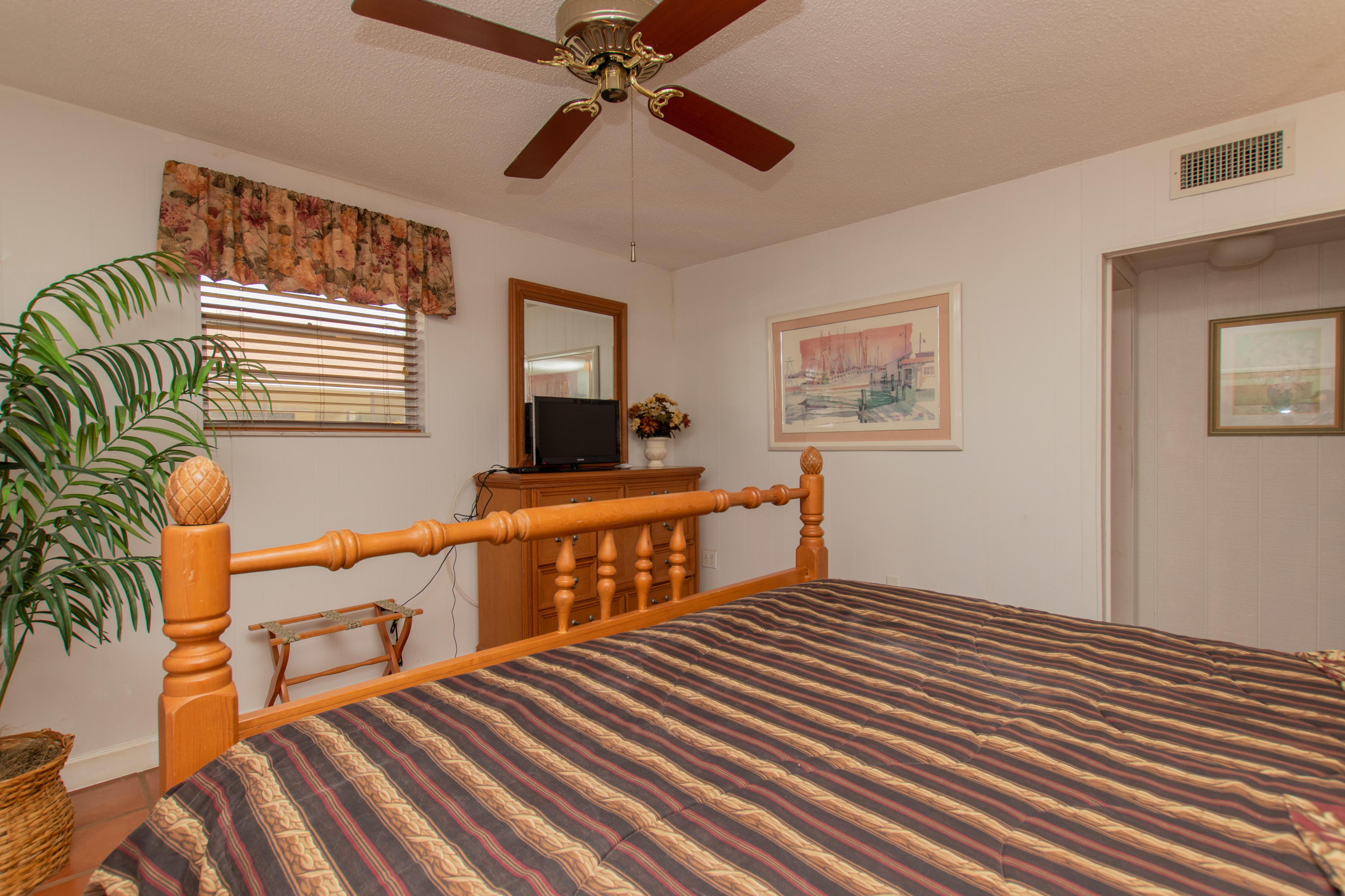 238 Atlantic Boulevard Key Largo, FL 33037 - Photo 33 of 55 Guest Bedroom