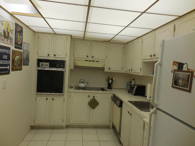 2851 South Ocean Boulevard, Unit 5T Boca Raton, FL 33432 - Photo 8 of 22 KITCHEN