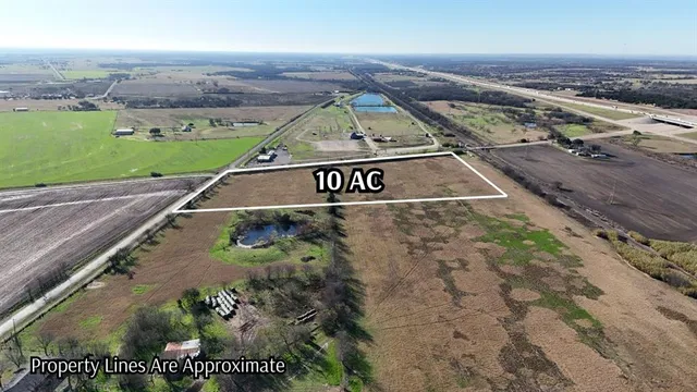an aerial view of a tennis court