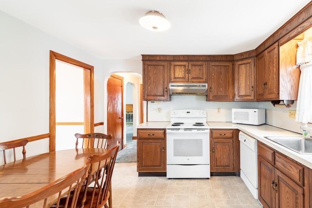 110 Sycamore Road Melrose, MA 02176 - Photo 7 of 33 Gallery Image 7
