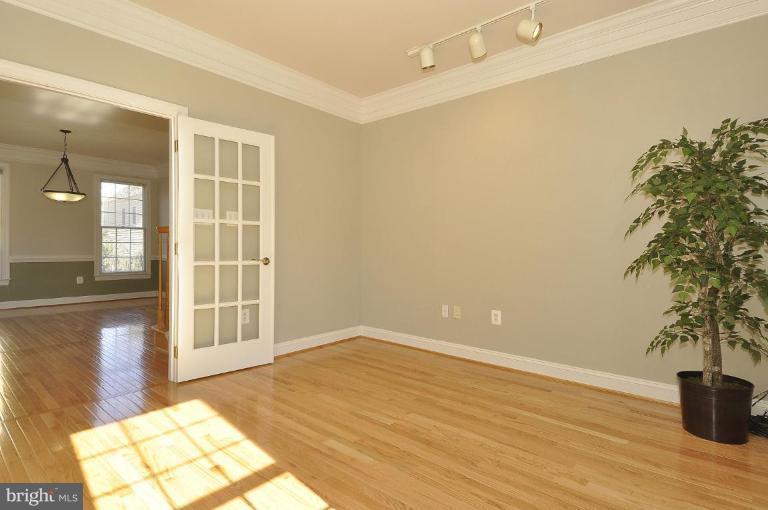 151 Little Quarry Road Gaithersburg, MD 20878 - Photo 3 of 25 Living Room