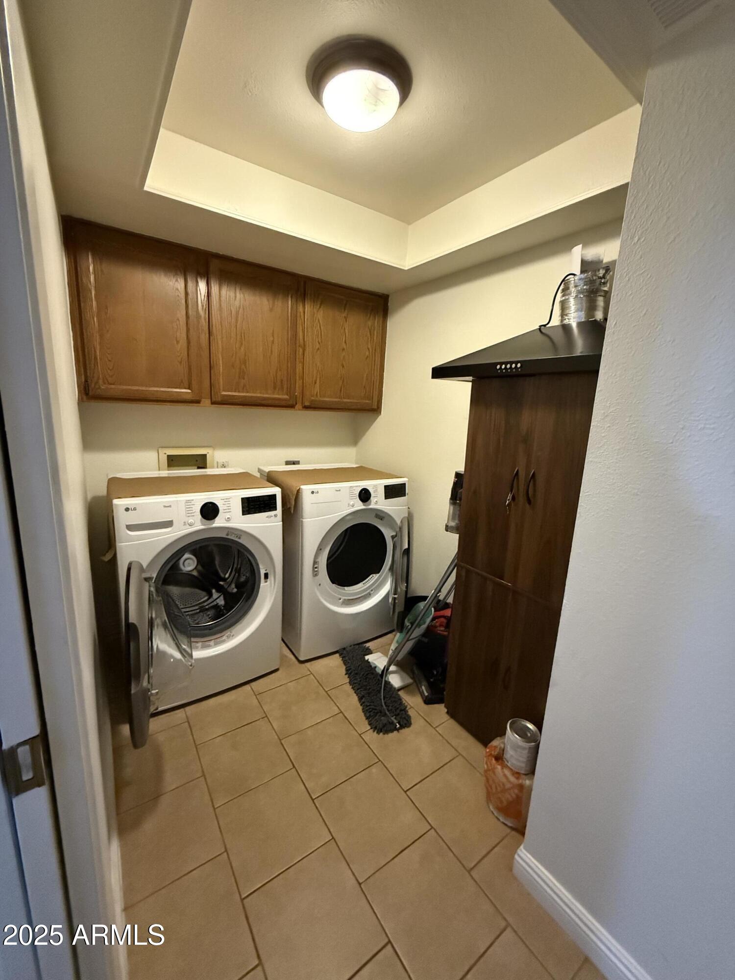 3033 North 37th Street, Unit 12 Phoenix, AZ 85018 - Photo 4 of 11 a utility room with dryer and washer