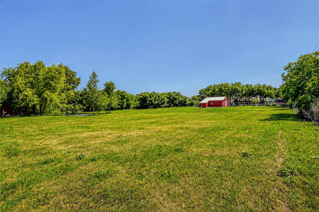 9310 Merritt Road Rowlett, TX 75089 - Photo 29 of 40 a view of a garden with a building in the background