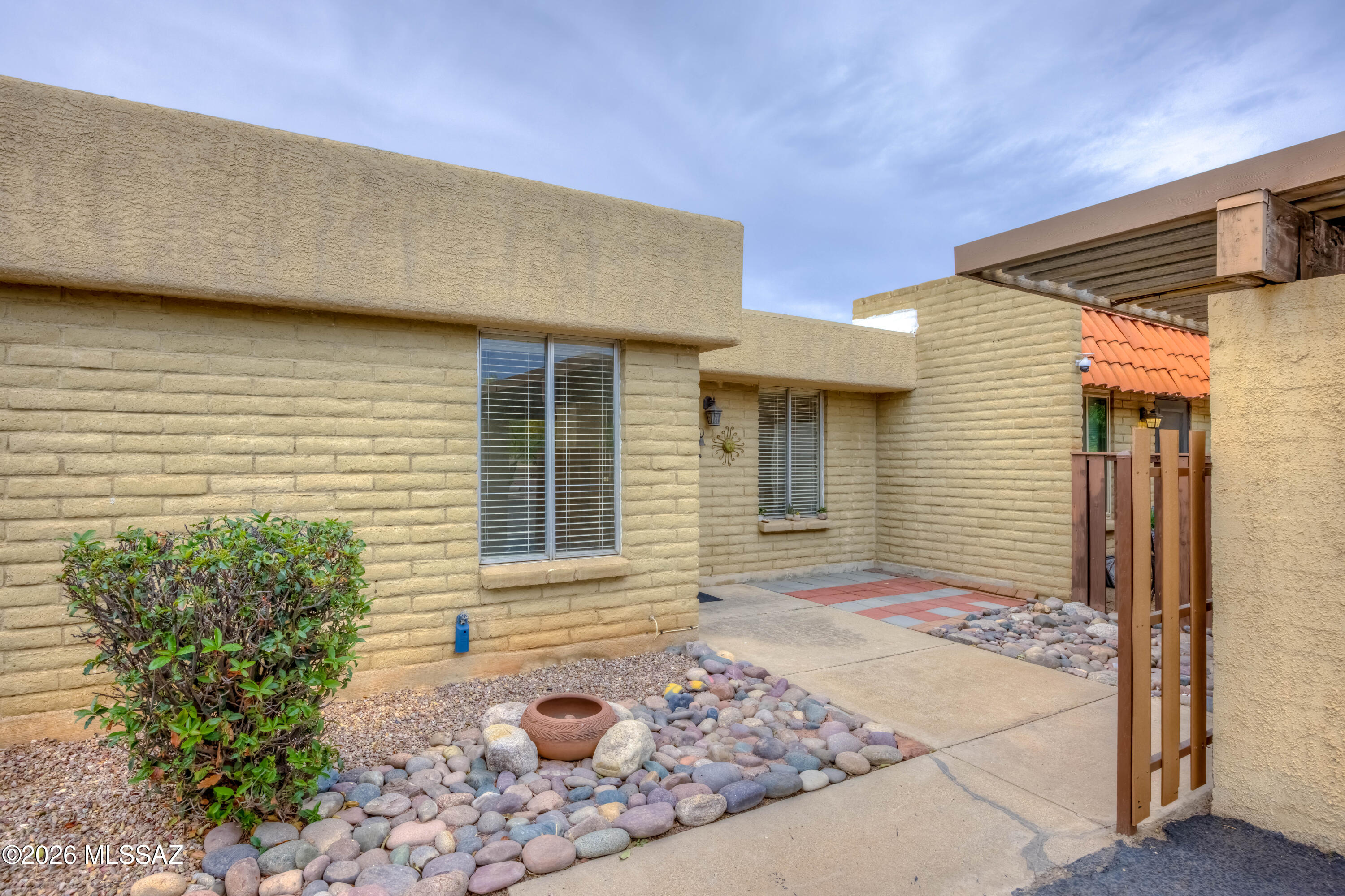 602 South Pantano Road, Unit C Tucson, AZ 85710 - Photo 2 of 29 3 Front photo c
