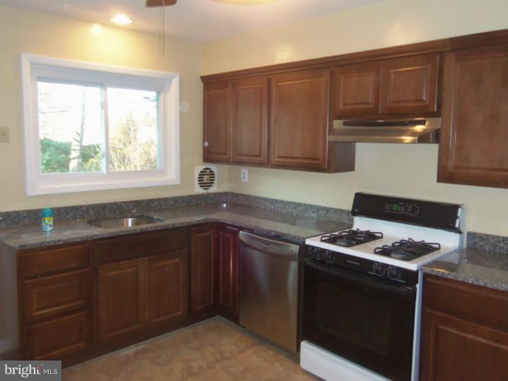412 Langford Road Broomall, PA 19008 - Photo 6 of 15 Kitchen