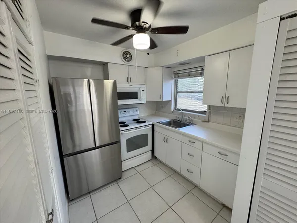$1,950 | 2000 Buchanan Street, Unit 11, Hollywood, FL 33020