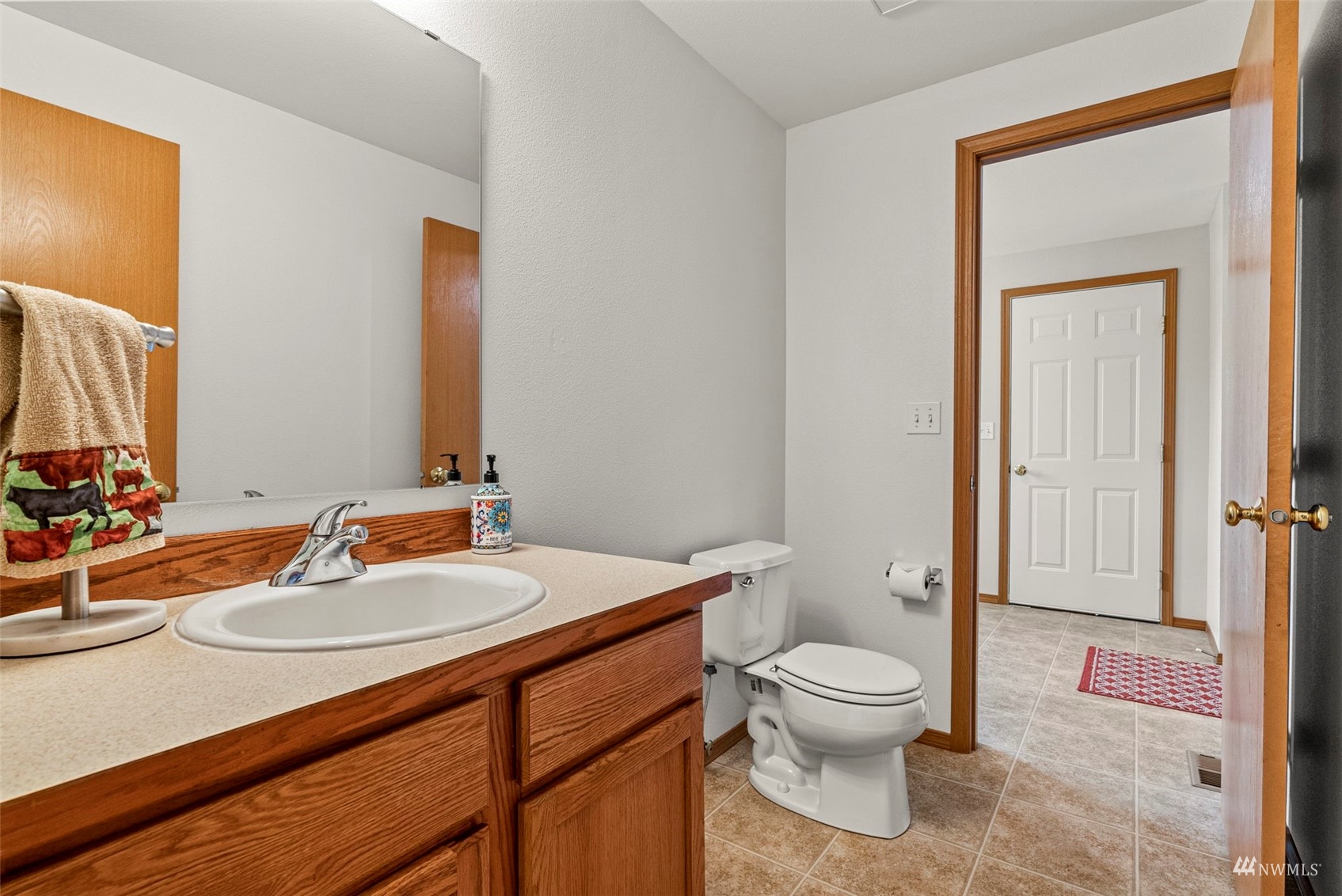 658 Smokey Valley Road Toledo, WA 98591 - Photo 13 of 40 a bathroom with a toilet a sink and a mirror