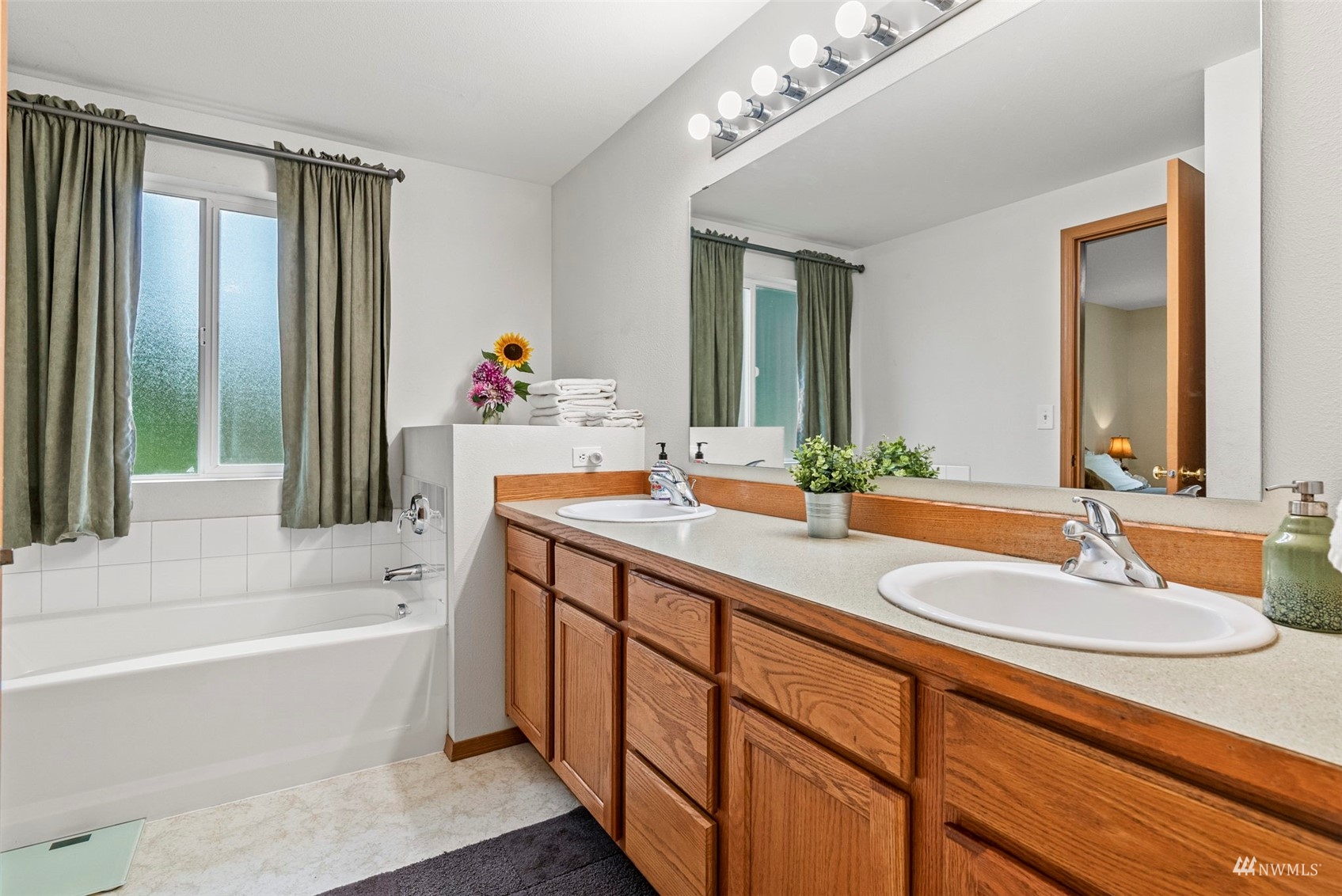 658 Smokey Valley Road Toledo, WA 98591 - Photo 23 of 40 a bathroom with a tub sink and mirror