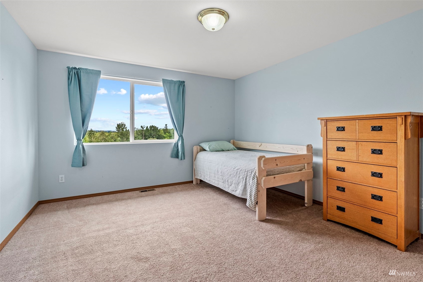 658 Smokey Valley Road Toledo, WA 98591 - Photo 27 of 40 a bedroom with a bed and a window