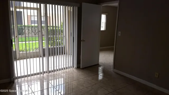 a view of entryway with a floor to ceiling window