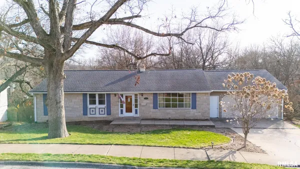 $249,900 | 1930 St Clair Drive, Pekin, IL 61554