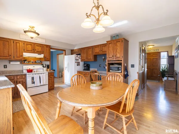 $249,900 | 1930 St Clair Drive, Pekin, IL 61554