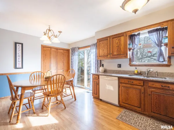 $249,900 | 1930 St Clair Drive, Pekin, IL 61554