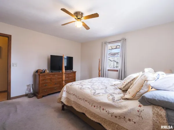 $249,900 | 1930 St Clair Drive, Pekin, IL 61554