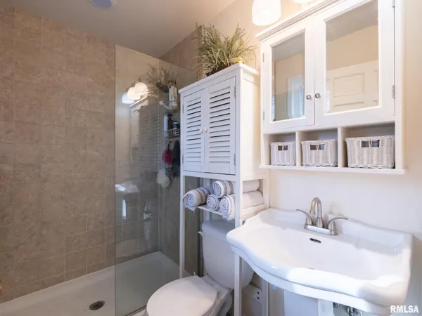 $249,900 | 1930 St Clair Drive, Pekin, IL 61554