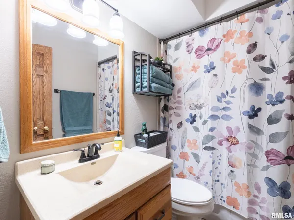 $249,900 | 1930 St Clair Drive, Pekin, IL 61554