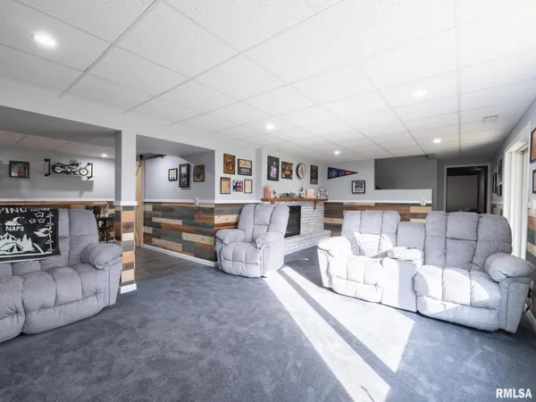 $249,900 | 1930 St Clair Drive, Pekin, IL 61554